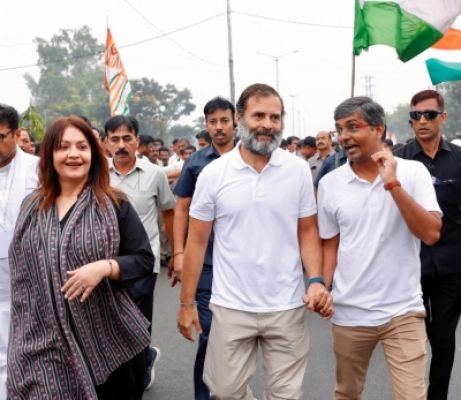 हैदराबाद में भारत जोड़ो यात्रा में शामिल हुईं पूजा भट्ट