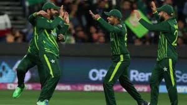 टी20 विश्व कप: सेमीफ़ाइनल में पाकिस्तान, बांग्लादेश को पांच विकेट से हराया