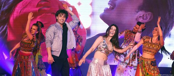 क्या करता है डीजे वाला बाबू जो थिरकने लगते हैं लोग