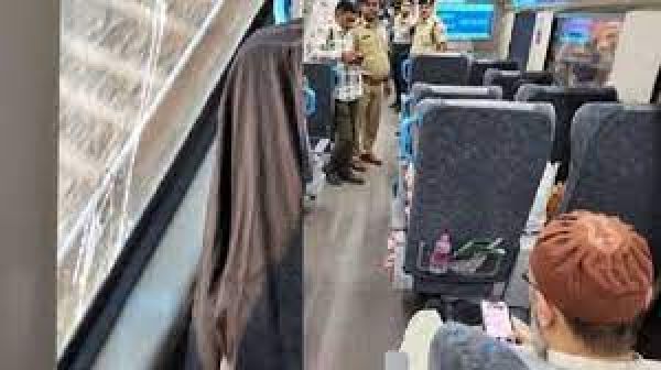 जिस ट्रेन में ओवैसी कर रहे थे सफर, उस पर पथराव किया गया: एआईएमआईएम नेता का दावा