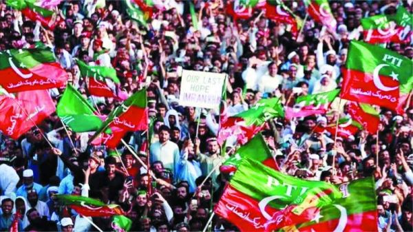 इमरान खान और फौज ‘सेम पेज’ के दावे के बावजूद आमने-सामने कैसे आ गए