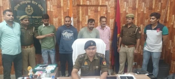 पुलिसवाली के पति ने किया 80 लाख का फर्जीवाड़ा, 5 गिरफ्तार, 10 लाख की रिश्वत लेने वाला नोएडा पुलिस का अफसर सस्पेंड