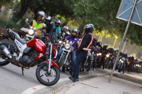 लखनऊ में सड़को पर स्टंट करते बाइकर्स को पुलिस ने दी चेतावनी