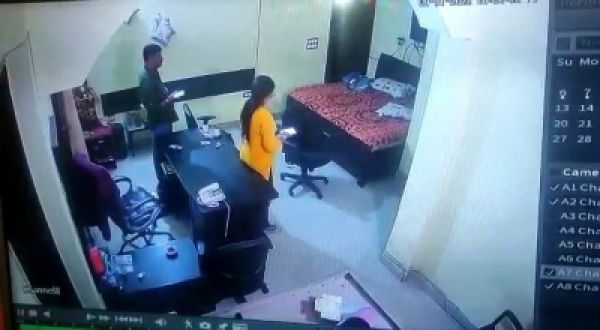 हास्टल संचालिका के साथ छात्र ने की मारपीट
