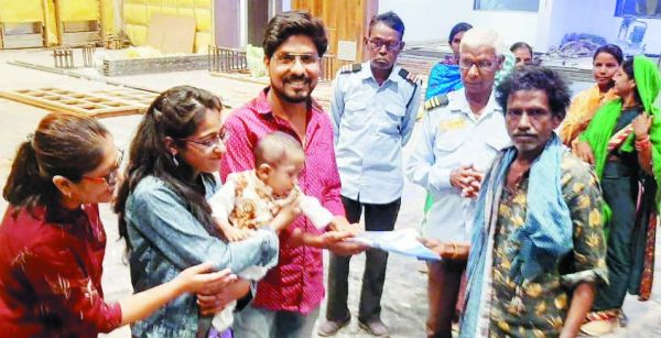 जरूरतमंदों को वस्त्र देकर चरामेति ने मनाया बच्चे का पहला जन्मदिन