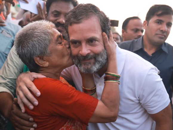 दैनिक ‘छत्तीसगढ़’ का संपादकीय :   मोहब्बत जिंदाबाद!