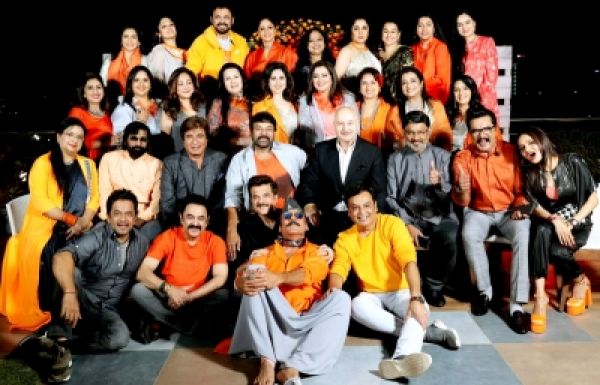 80 के दशक के सितारे जैकी श्रॉफ के घर पर एक पुनर्मिलन के लिए हुए एकत्रित
