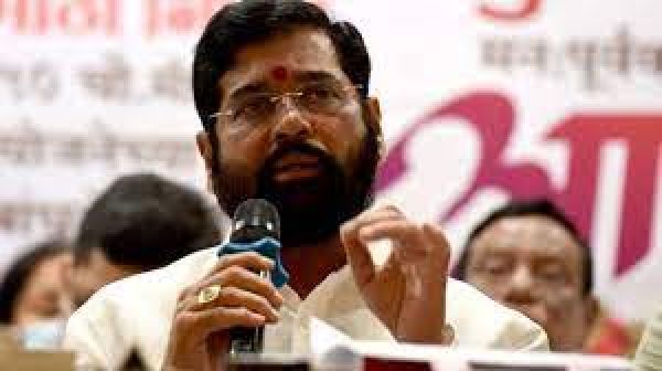 महाराष्ट्र : 40 भाजपा, कांग्रेस कार्यकर्ता मुख्यमंत्री शिंदे के नेतृत्व वाले शिवसेना धड़े में शामिल