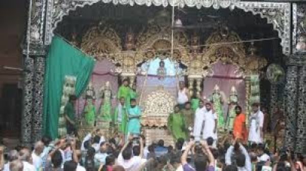 मथुरा : बांके बिहारी मंदिर में बढ़ा दर्शन का समय