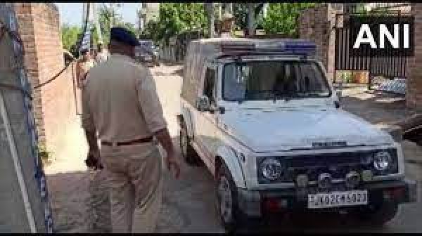 पत्रकारों को धमकी के मद्देनजर जम्मू कश्मीर में व्यापक छापेमारी