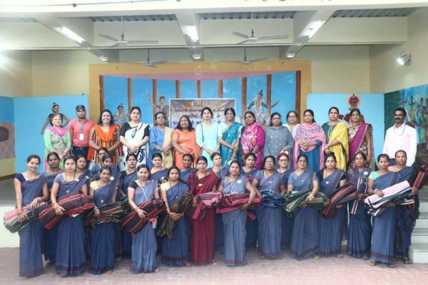 एनटीपीसी सीपत द्वारा आंगनबाड़ी केंद्रों को दरी वितरण