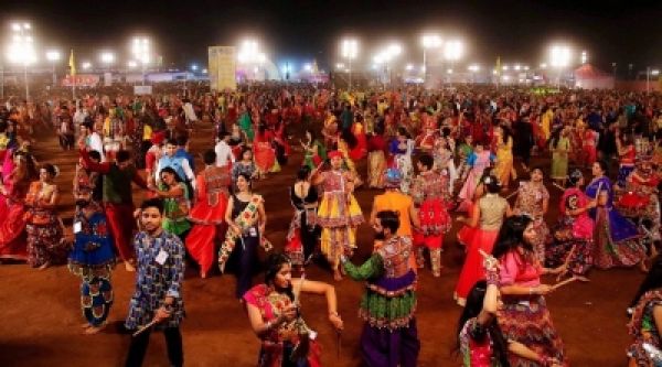 गुजरात चुनाव : महिलाओं की सुरक्षा की बात कर रही बीजेपी, बैकफुट पर कांग्रेस