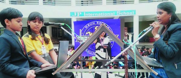 जेपी इंटरनेशनल में बौद्धिक प्रश्नावली पर आधारित कौन बनेगा चैंपियन स्पर्धा