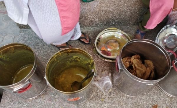स्कूल में बासी खाना खाने से 25 बच्चे बीमार