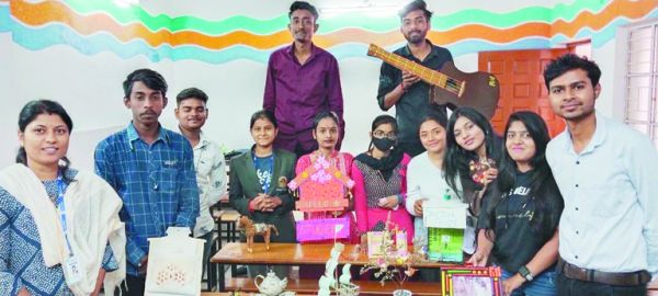 प्रगति महाविद्यालय में बेस्ट आऊट आफ वेस्ट और काव्य पाठ स्पर्धा