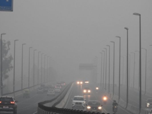 धुंध की चादर में लिपटी दिल्ली, एक्यूआई 'बेहद खराब' श्रेणी में
