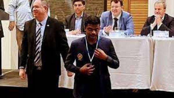 जर्मनी में मैच के दौरान डिटेक्टर चेकिंग में भारतीय ग्रैंडमास्टर नारायणन को नंगे पैर खड़े रहना पड़ा