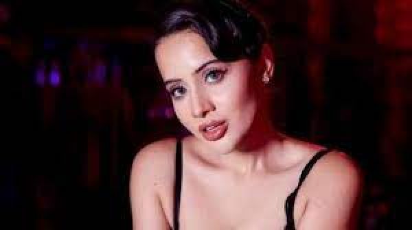 उर्फ़ी जावेद क्यों भिड़ गईं लेखक चेतन भगत से