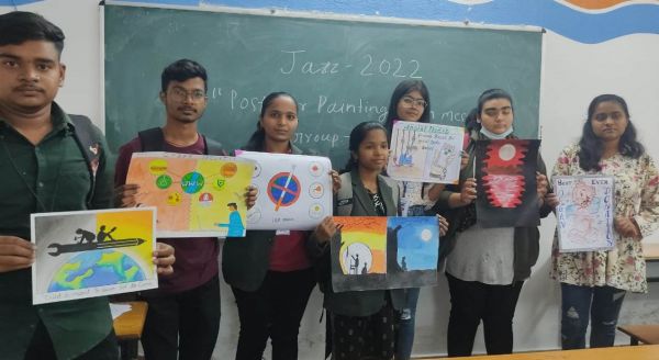 प्रगति महाविद्यालय में पोस्टर विथ मैसेज और पेंटिग और वाद-विवाद प्रतियोगिता 