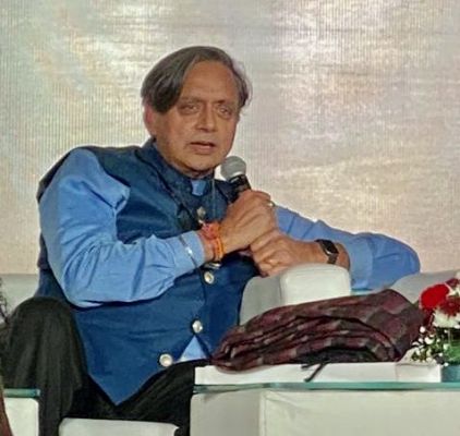 '66 रनों के औसत पर भी संजू सैमसन बैठे हैं', वीवीएस लक्ष्मण की इस बात से नाराज़ शशि थरूर