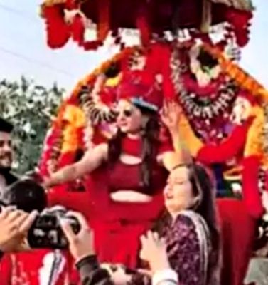 घोड़े पर सवार होकर दुल्हे के घर पहुंची दुल्हन, वीडियो सोशल मीडिया पर वायरल