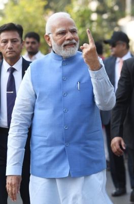 गुजरात चुनाव चरण -2: पीएम मोदी ने अहमदाबाद में डाला वोट