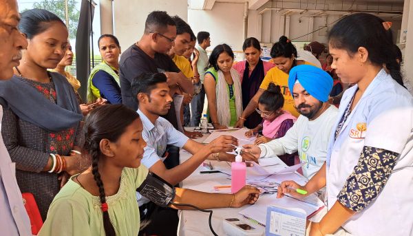 छत्तीसगढ़ सिक्ख ऑफिसर्स वेलफेयर एसो. का अमलीडीह में नि:शुल्क मेडिकल कैम्प