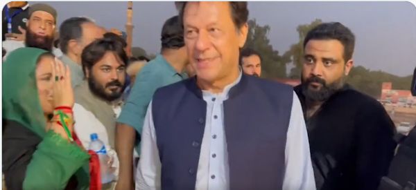 इमरान और पाक सरकार की ‘जंग’, असेंबली भंग करने से किसका नुकसान?