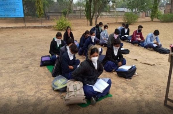 देहरादून में सरकारी स्कूलों के बच्चों के धूप में बैठकर पढ़ाई करने पर लगा बैन