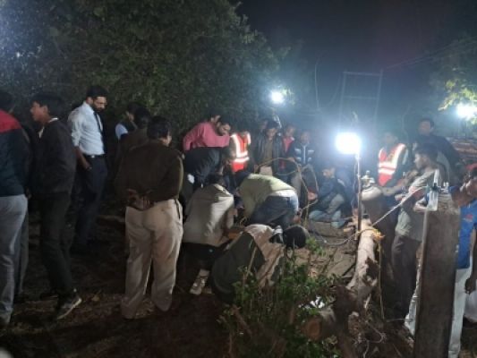 बोरवेल में गिरे तन्मय को बचाने की मुहिम जारी, सुरंग बनाने का काम अंतिम दौर में
