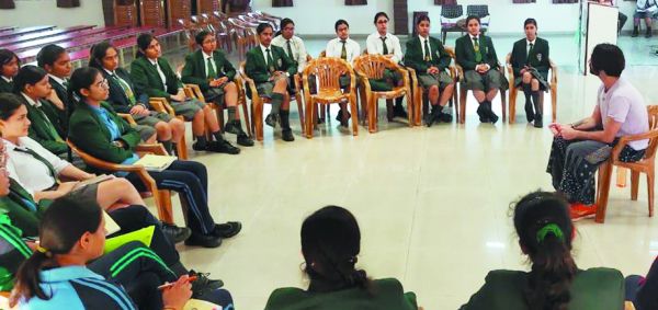 डीपीएस में स्कॉटलैंड के शिक्षक द्वारा अध्यापन