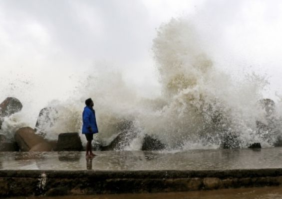 चक्रवात मंडूस : तमिलनाडु में भारी बारिश, 27 उड़ानें रद्द, कई इलाकों में भरा पानी