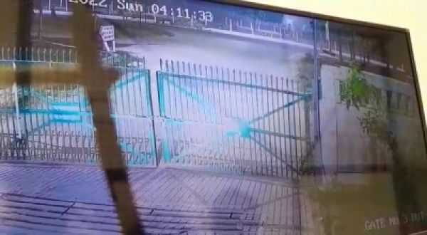 दबंगों की दबंगई, कार से टक्कर मार सोसाइटी का गेट तोड़ा
