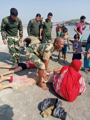 ब्रह्मपुत्र नदी में डूब रही महिला और 4 बच्चों को बीएसएफ ने बचाया