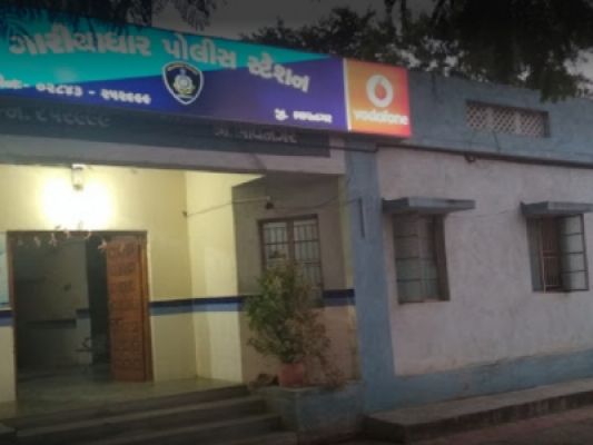 गुजरात में आंवला तोड़ते समय करंट लगने से दो युवकों की मौत