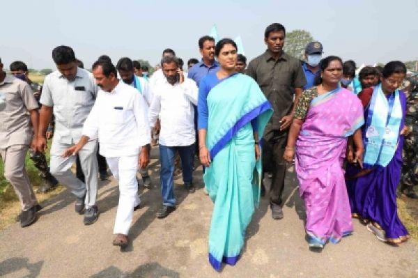 तेलंगाना हाईकोर्ट ने शर्मिला को पदयात्रा फिर से शुरू करने की इजाजत दी