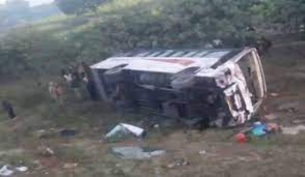 उत्तर प्रदेश : बस के खाई में गिरने से बच्चे समेत छह यात्रियों की मौत