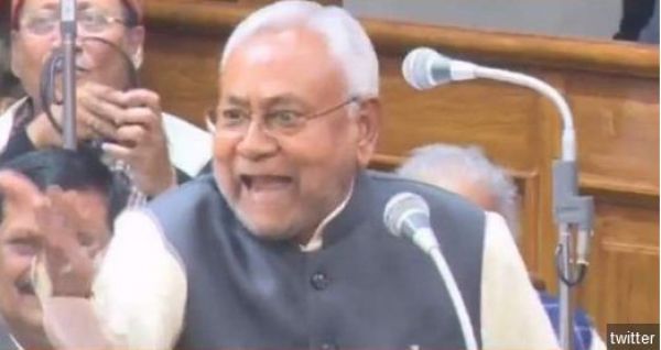 ज़हरीली शराब से छह की मौत, नीतीश ने नेता प्रतिपक्ष को कहा- अरे तुम बोल रहे हो