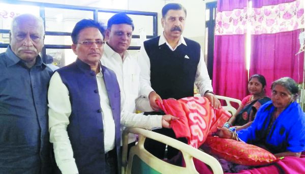 मेकाहारा कैंसर अस्पताल में जरूरतमंदों को कैट ने दिए कम्बल