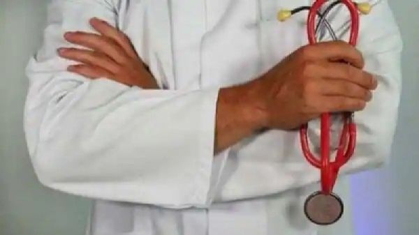रिश्वत लेने के आरोप में भारतीय-अमेरिकी सर्जन को पांच साल की जेल