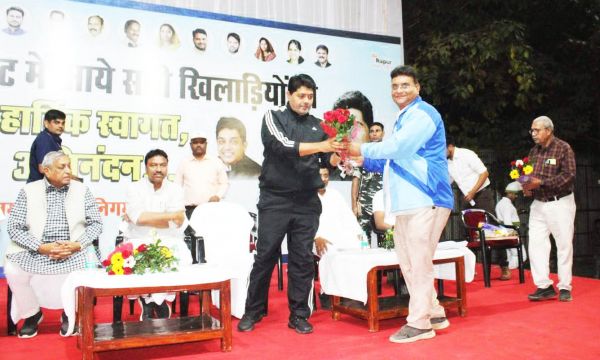 पहले मैच में रायपुर महापौर इलेवन ने बिरगांव इलेवन को 41 रनों से हराया