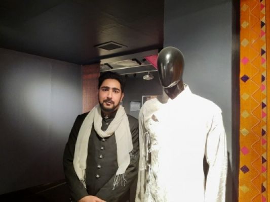 वस्त्रों और परिधानों की कहानी, पांडुलिपि चित्रों की जुबानी