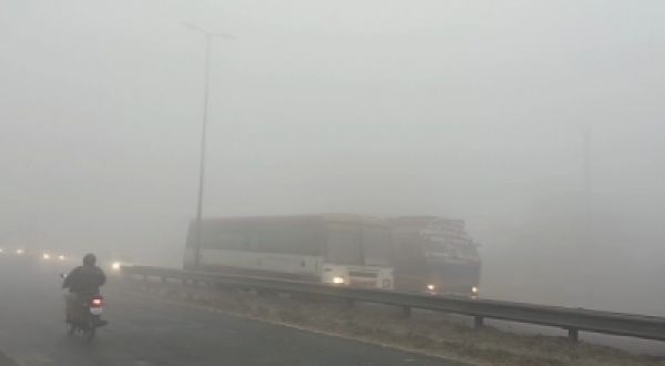 ग्रेटर नोएडा में कोहरे में आपस में लड़ी दो गाड़ियां, 2 लोग घायल
