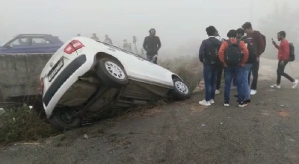 कोहरे के कारण नाले में गिरी कार, चालक जख्मी