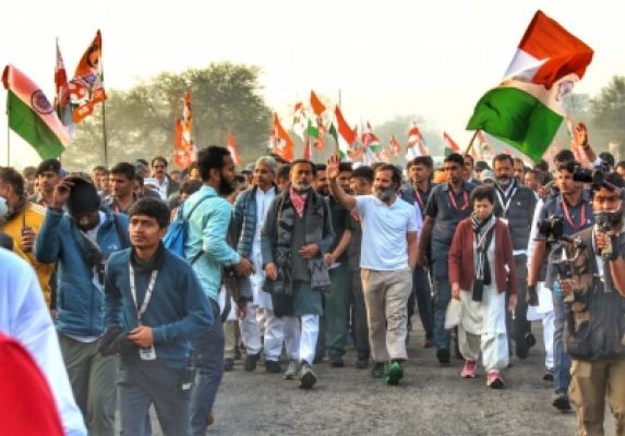 कोविड दिशा-निर्देशों का पालन करें या भारत जोड़ो यात्रा स्थगित करें : मंडाविया