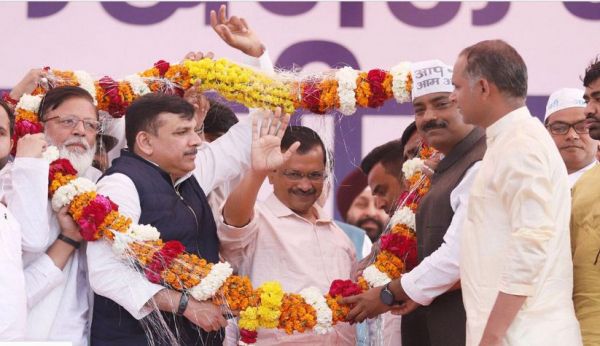 ये विज्ञापन हैं या रेवडिय़ाँ?