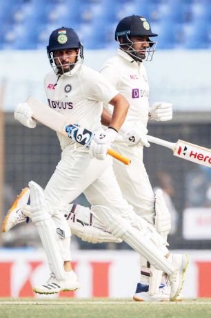 कुलदीप यादव को बांग्लादेश के ख़िलाफ़ दूसरे टेस्ट से बाहर करने पर सवाल