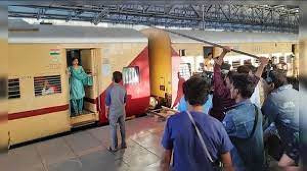 मध्य रेलवे ने 2022 में फिल्मों की शूटिंग से रिकॉर्ड 2.32 करोड़ रुपये कमाई की