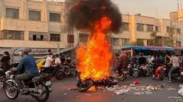 ईरान में प्रदर्शन के 100 दिन: 'पगड़ी उछाल' आंदोलन से लेकर फांसी और यातना तक
