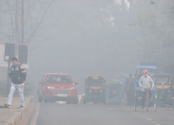 शीतलहर की चपेट में दिल्ली, कोहरे से विजिबिलिटी प्रभावित, यातायात धीमा